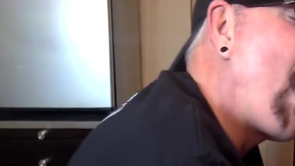Homemade Gloryhole Dilf Sucking And Tugging Cock In Closeup 7 Min - Gay Porn