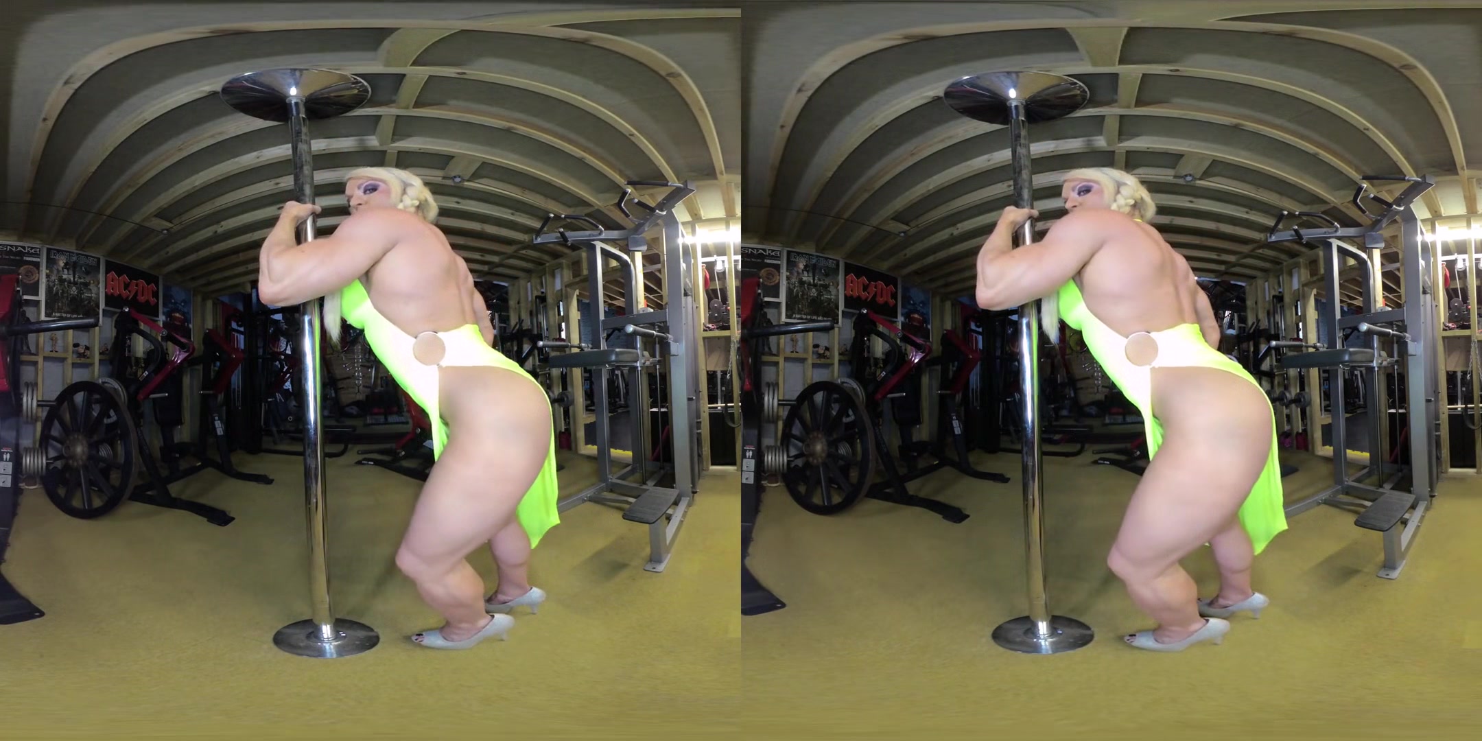 Lisa Cross - In the Gym - Bodybuilding Blonde Shaved Pussy Teasing