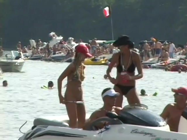 Girls Flash Their Tits For Beads