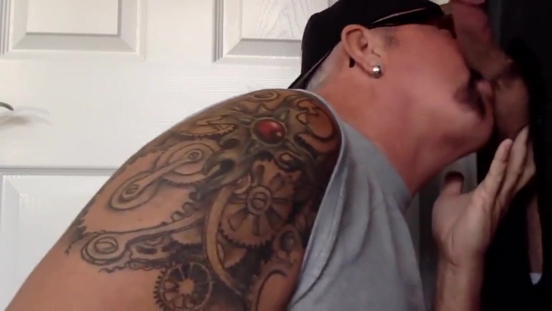 Gloryhole Mature Gay Swallowing Cum After Long Sucking 5 Min - Gay Porn