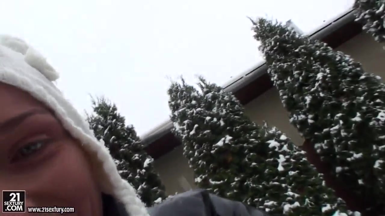 Babe Kathia Nobili gets filmed on snow