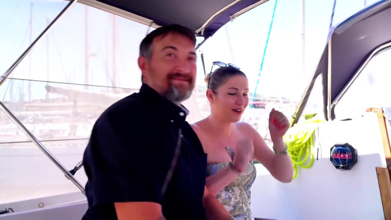 Miss Alice Wild tames the pack... - Jacquie et Michel TV