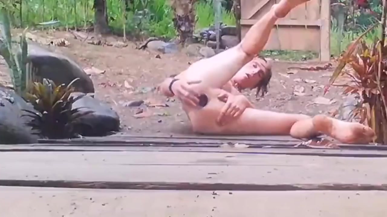 Joven Disfruta Abriendo Su Lindo Culo Bajo Lluvia