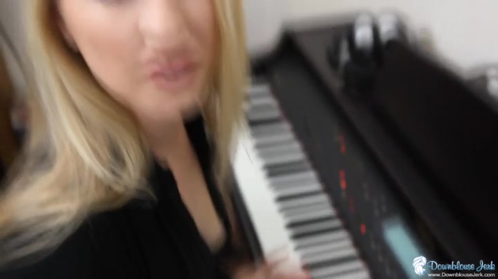 Toni Lou in Musical Tease - DownblouseJerk