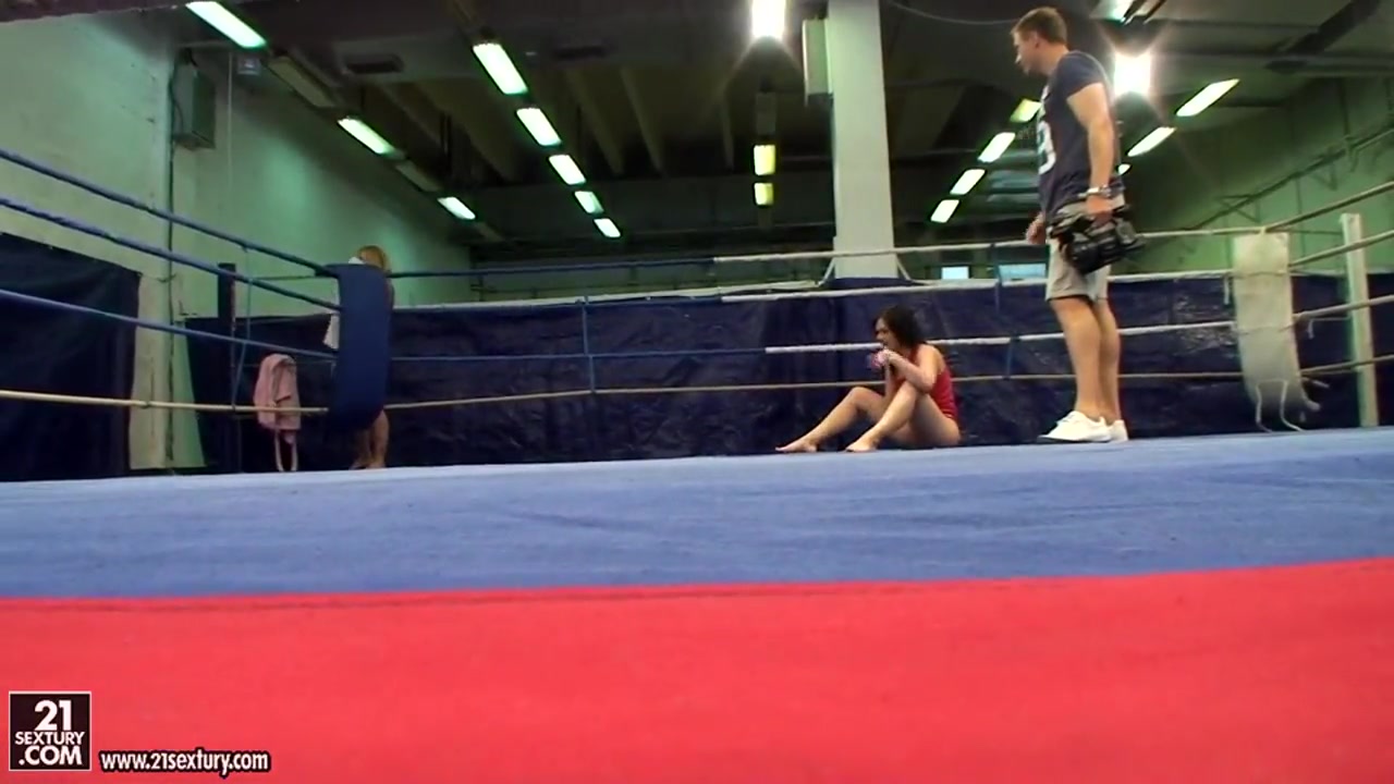 Angell Summers and Kathia Nobili wrestling