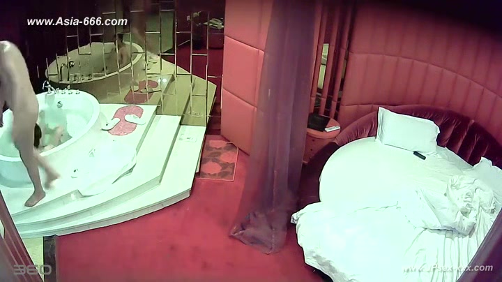 Hackers use the camera to remote monitoring of a lover's home life.218_3