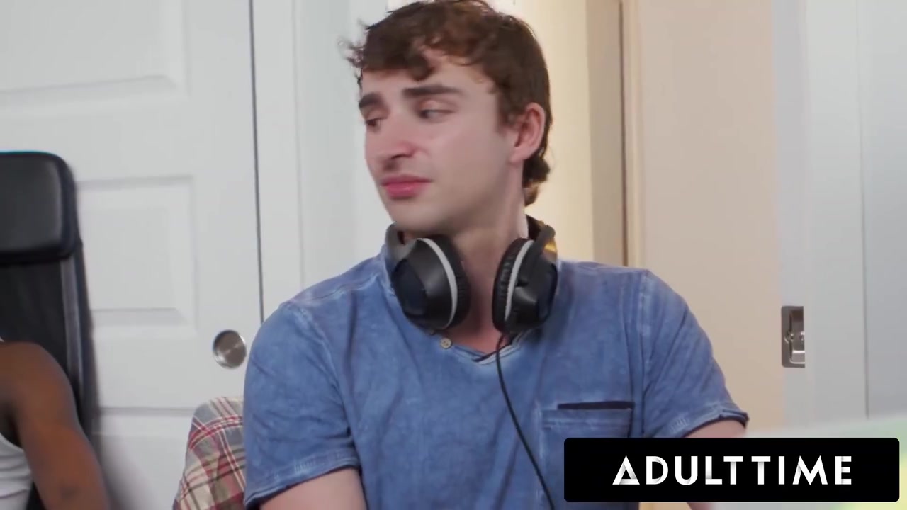 Gamer Roommate Turn Shoulder Massage Into Jerk Off Session With Ryan Jacobs And Jade Desire