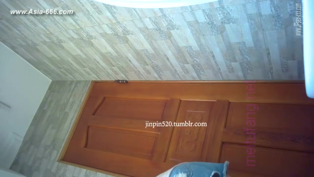 chinese girls go to toilet.315