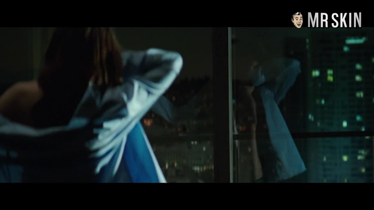 See Goldie Hawn's Clothes Get Snatched - Mr.Skin