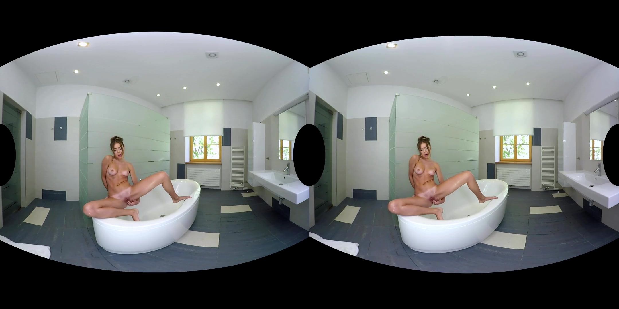 Lou in Wet And Skinny - RealityLovers