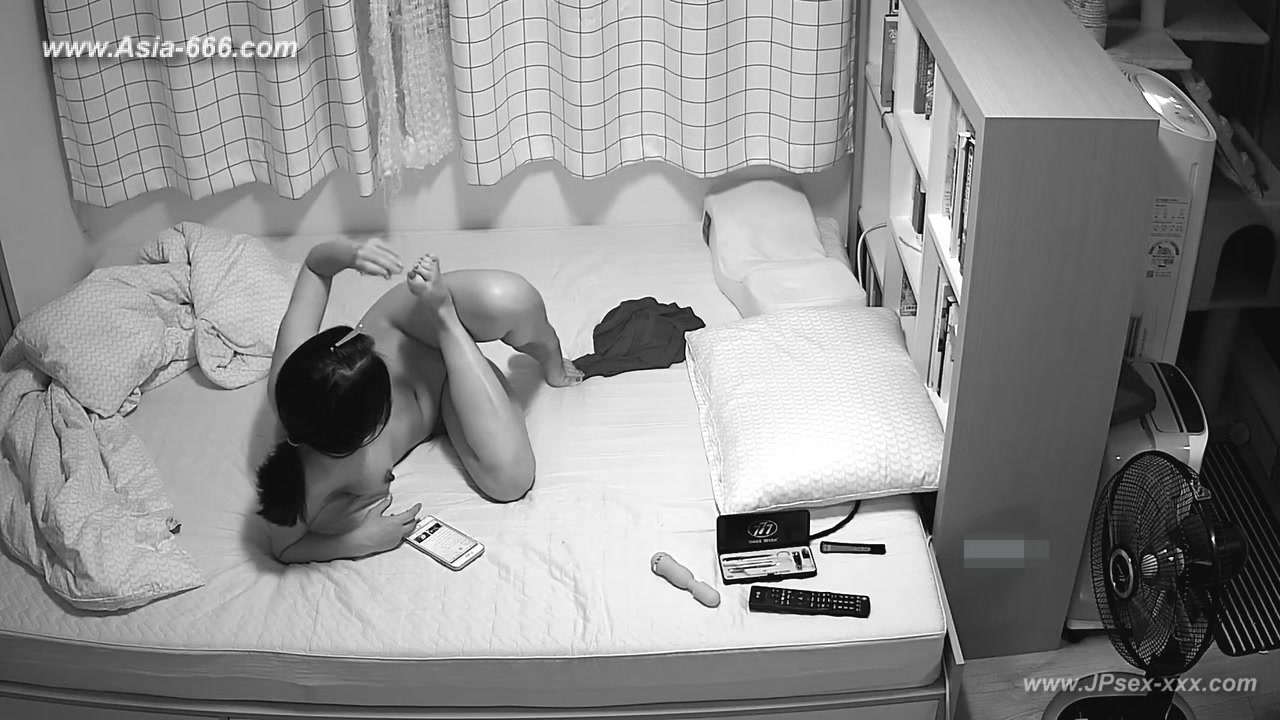 Hackers use the camera to remote monitoring of a lover's home life.545