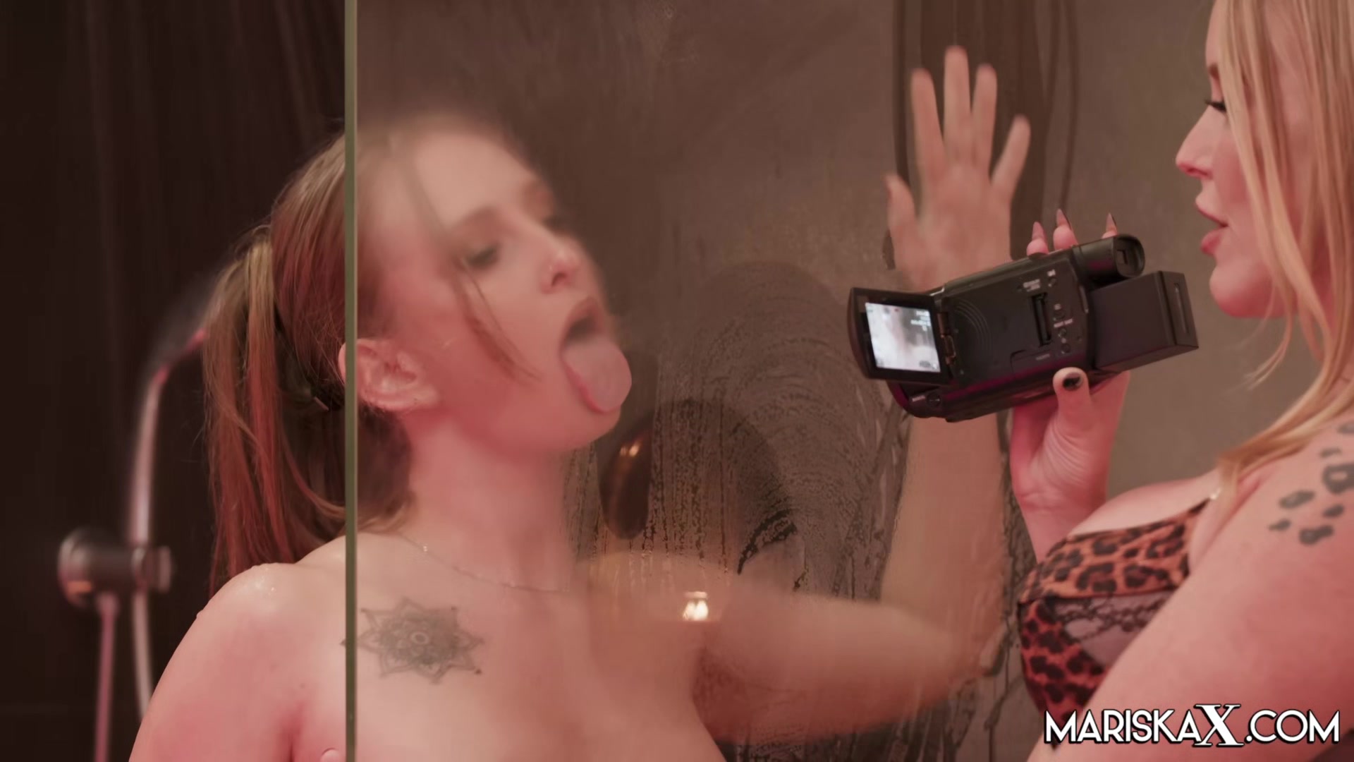 MARISKAX Makenzie licks and brings Alice to orgasm