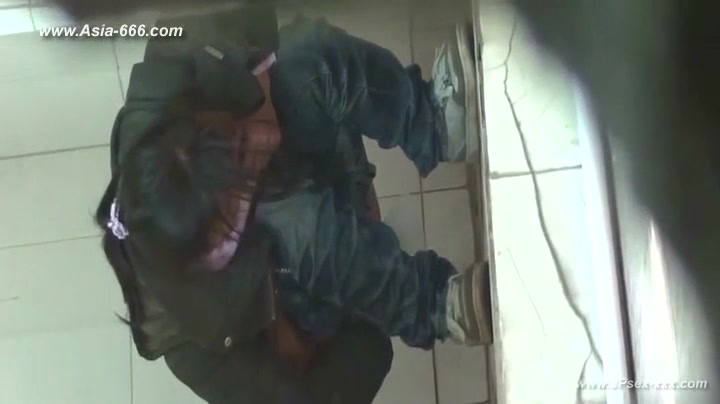 chinese girls go to toilet.79