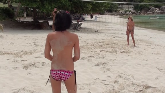 She gets cumshot at her ass