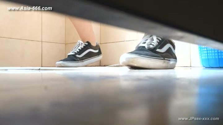 chinese girls go to toilet.150