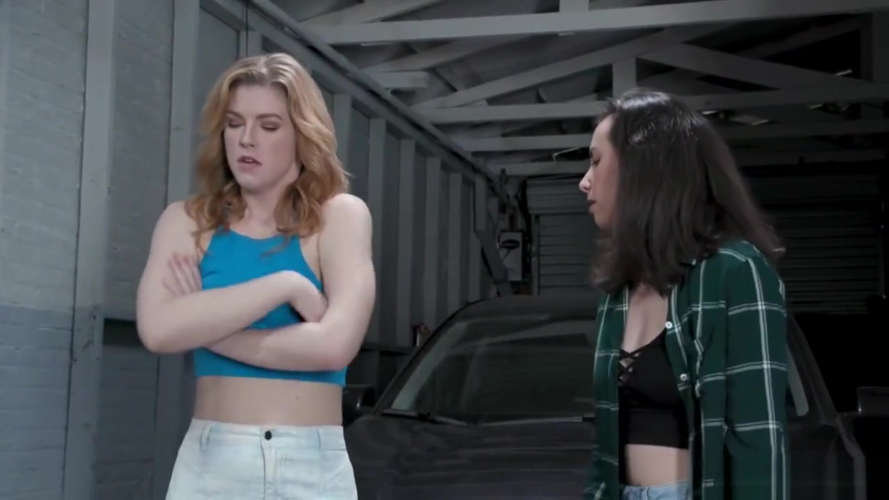Lesbian stepsisters anal fuck in garage