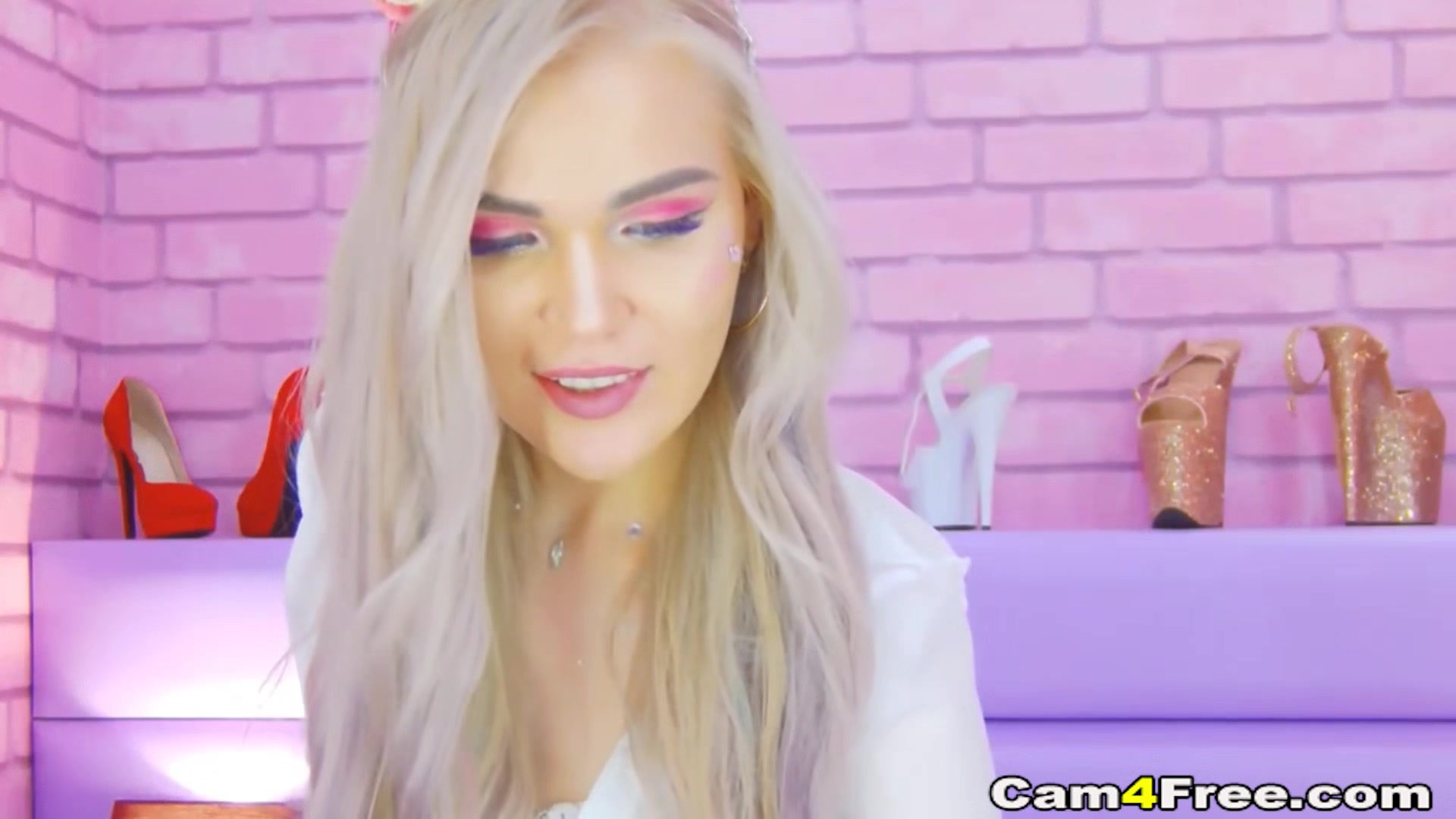 Sexy Blonde Gets Naughty on Cam
