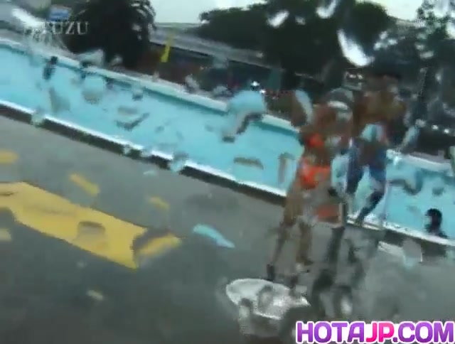 Mai Sakurai and babes are touched at pool