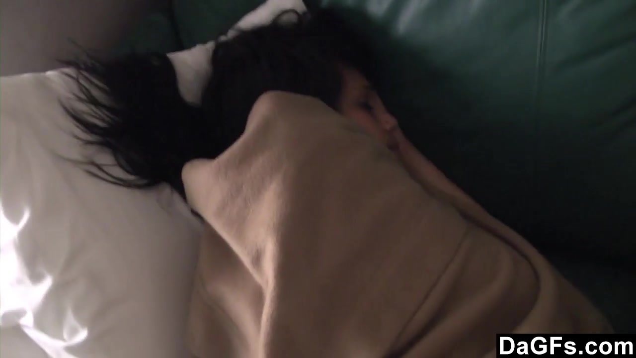 Spicy Morning Handjob Doing By A Very Cute Morena - DaGFs