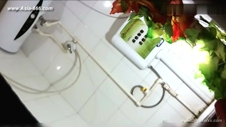 chinese girls go to toilet.112