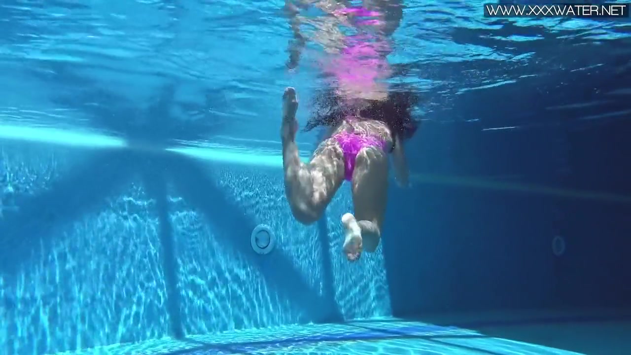 Jessica Lincoln In Cute Average Body Babe Jessica Swimming