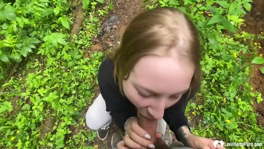 Girlfriend Gets A Facial In The Woods