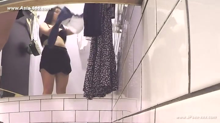 peeping asian changeroom.2