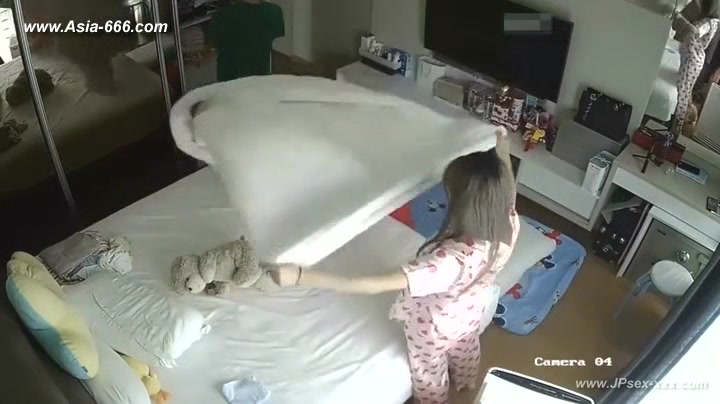 Hackers use the camera to remote monitoring of a lover's home ***