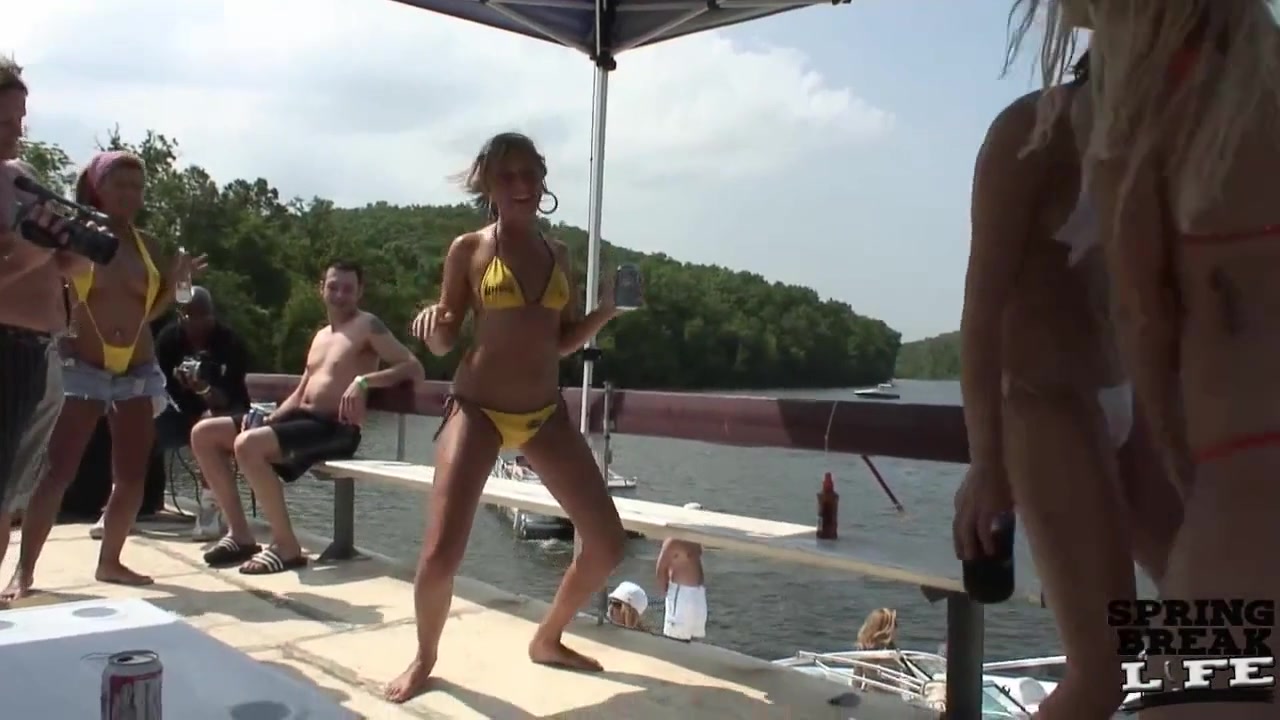 Girls Getting Naked on the Lake - SpringbreakLife