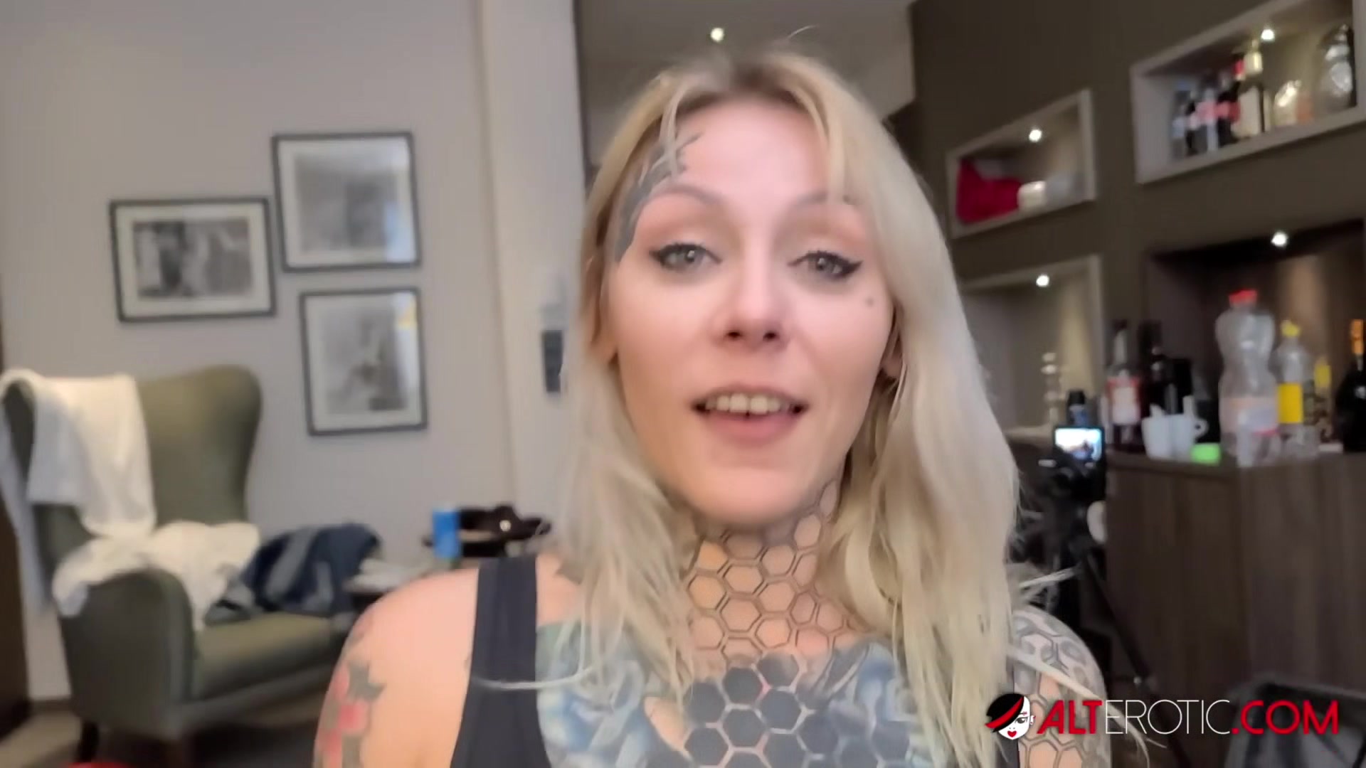Tattooed babe Nayomi Sharp sucks Sascha's big cock