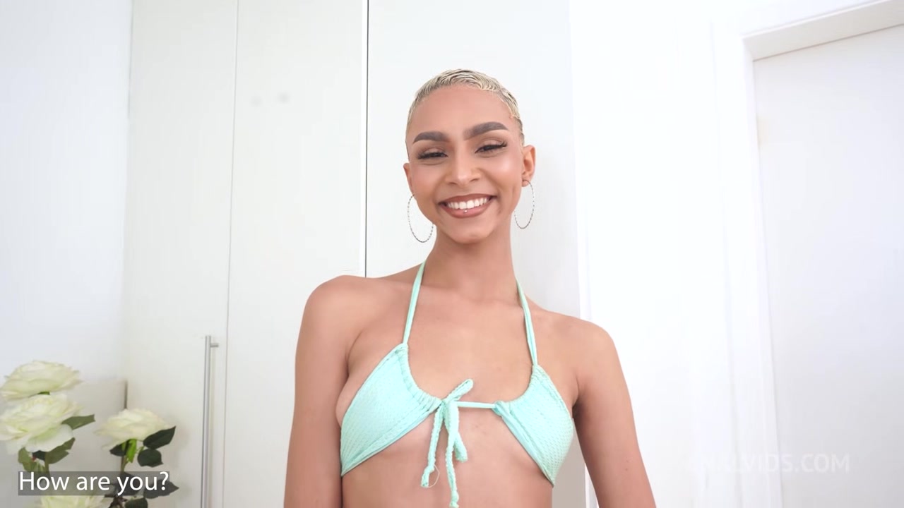 Very Beautiful 22 Years Brazilian Fashion Model Heloa Green