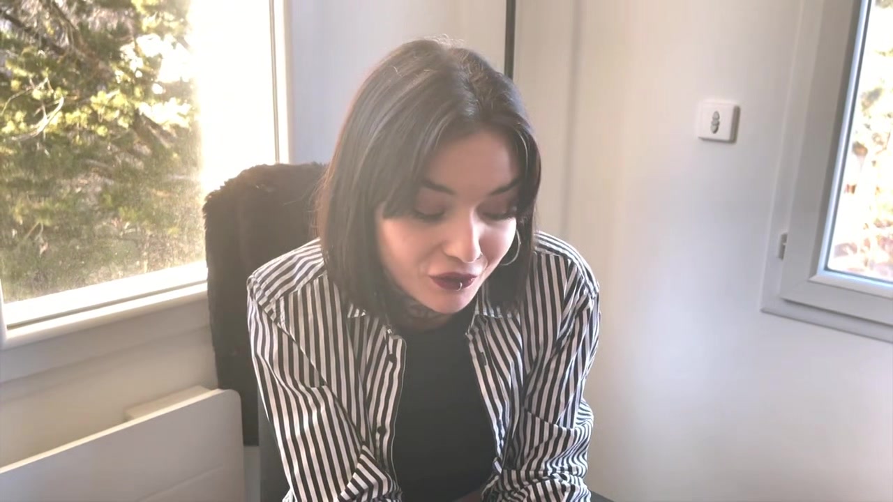 Cerise, 22 years old, masseuse in Paris! - Jacquie et Michel TV