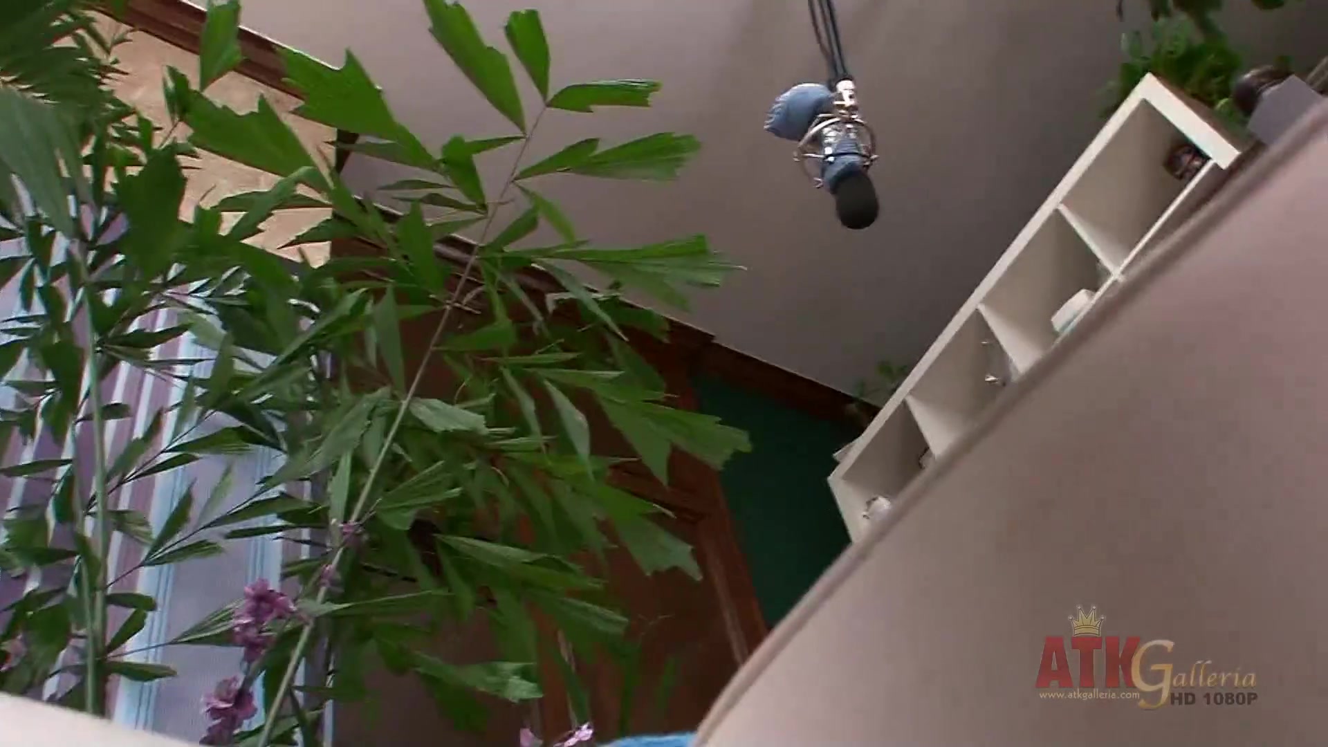 Cameron vibrates her pussy