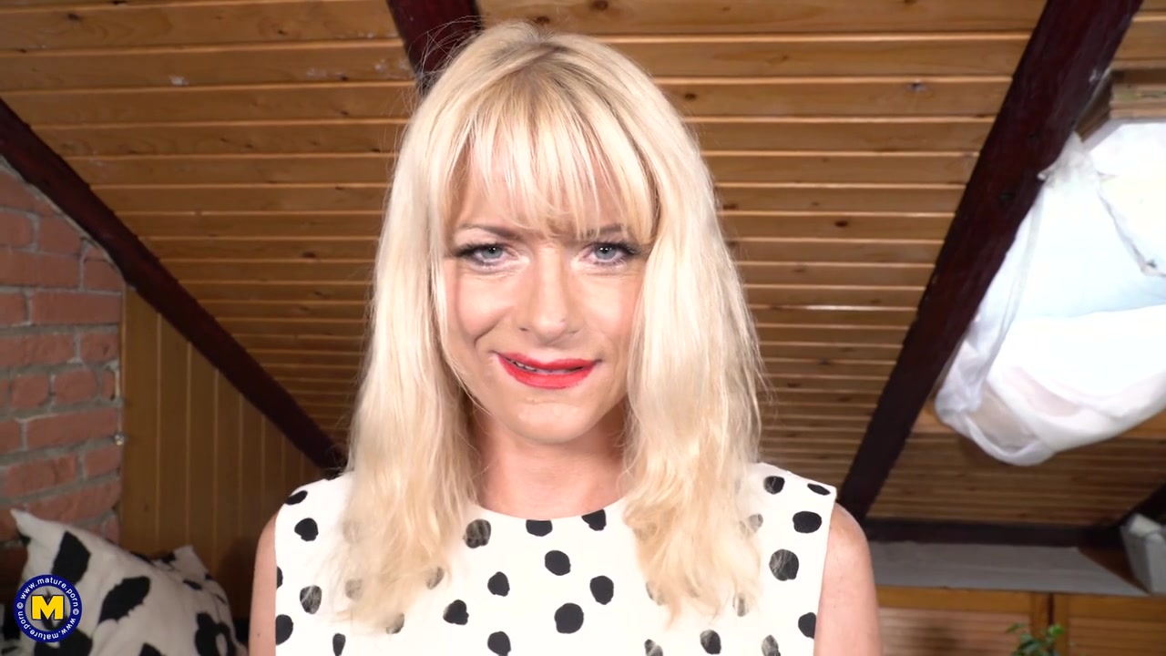 Naughty Blonde Mature Nympho Loves Playing With Her Wet Pussy When She's Alone - MatureNl