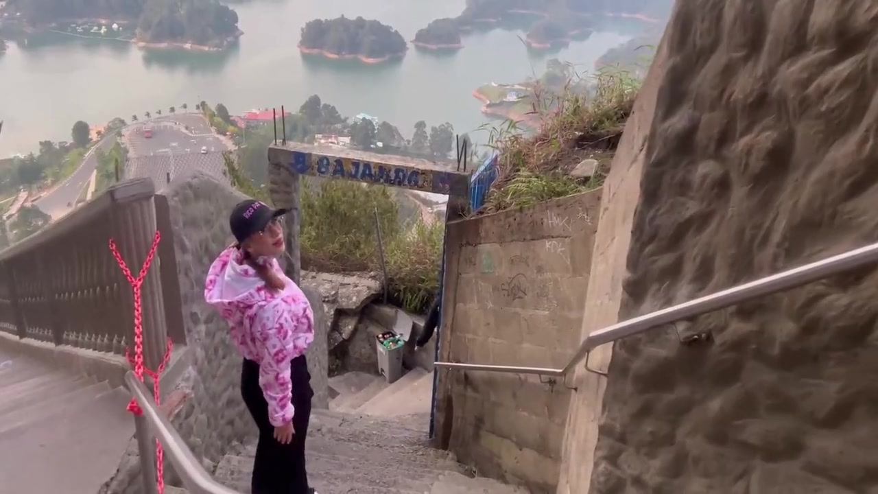 Katy B Ke Le Da Gran Mamada A Turista En La Piedra Del Penon, Guatape, Antioquia Y Es Descubierta Por La Policia Colombiana 4 Min