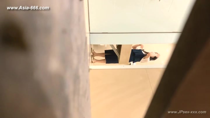chinese girls go to toilet.***
