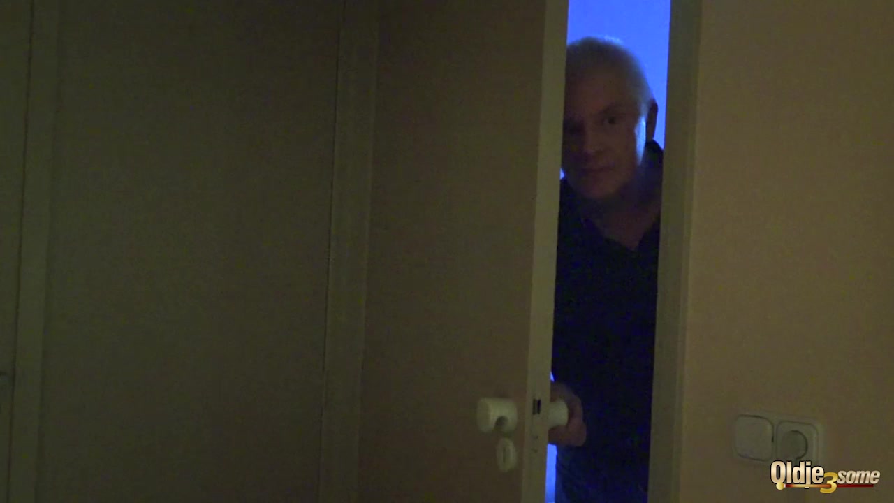 Grandpa Fucks 2 beautiful teenies girls swallow his cum