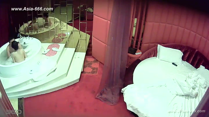 Hackers use the camera to remote monitoring of a lover's home life.218_3