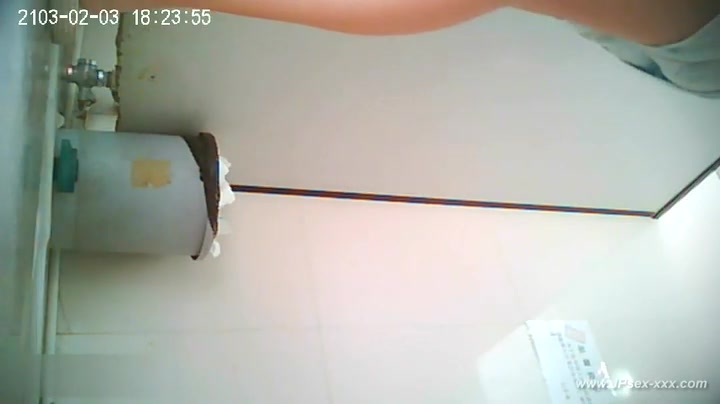 chinese girl go to toilet.29