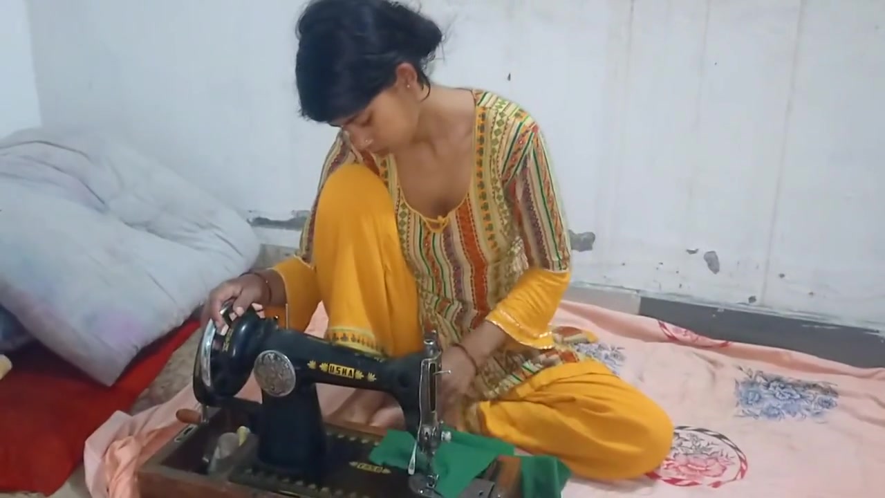Desi Indian Bhabhi Ko Darji Ne Lund Daal Khub Choda And Facial On Her Mouth Hindi Audio