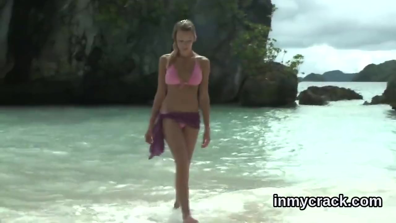Attractive Idol Is Showing Off Her Opened Tight Pussy I