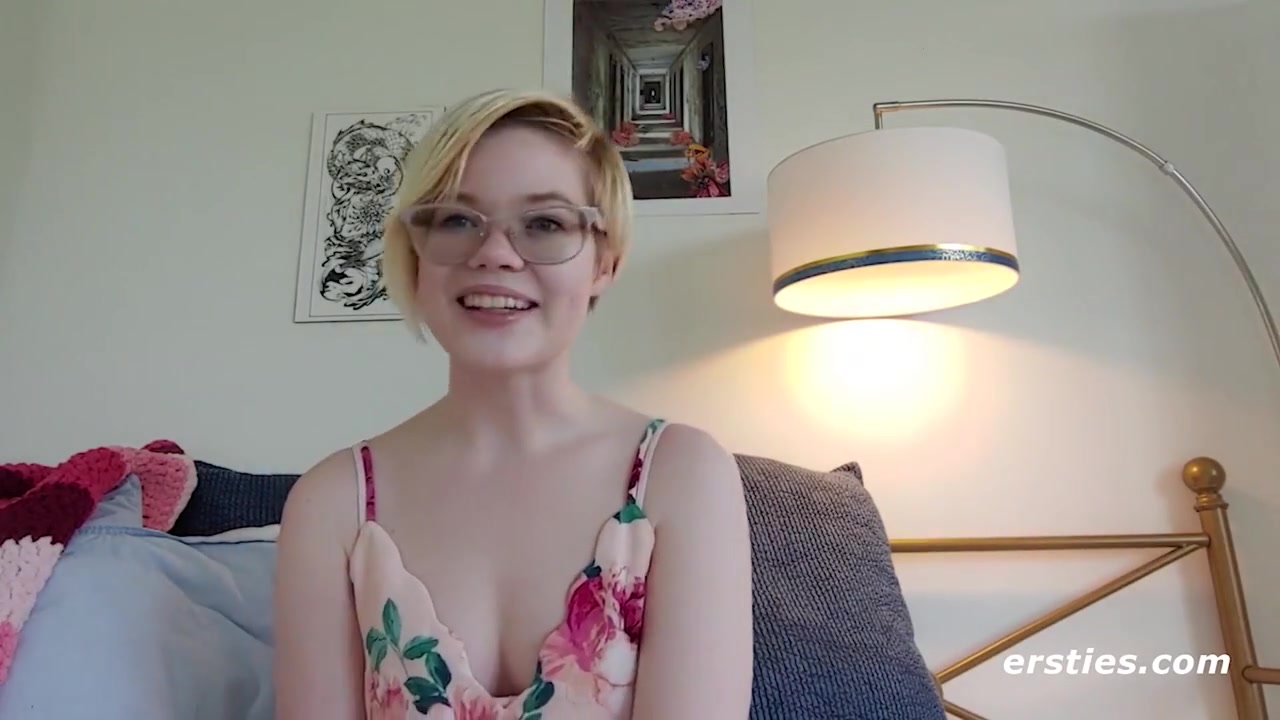 American Hottie Plays With Her Pussy Before Going Anal
