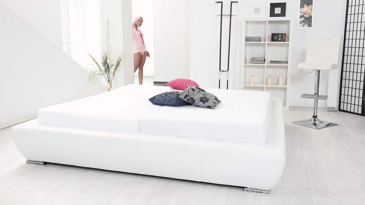Lad spies on his hot blonde babe masturbating in bed