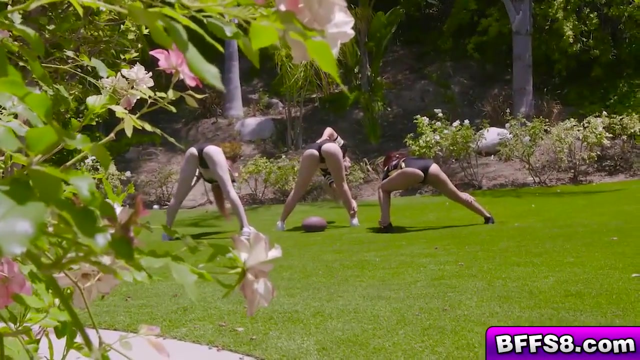 Horny Besties Pread Their Pussies Wide And Takes The St