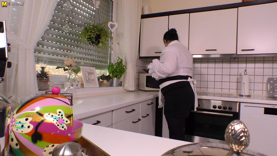 Huge Breasted Mature Slut Playing With Her Pussy In The Kitchen - MatureNL