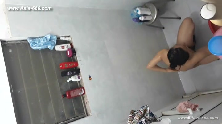 peeping chinese girls bathing.17