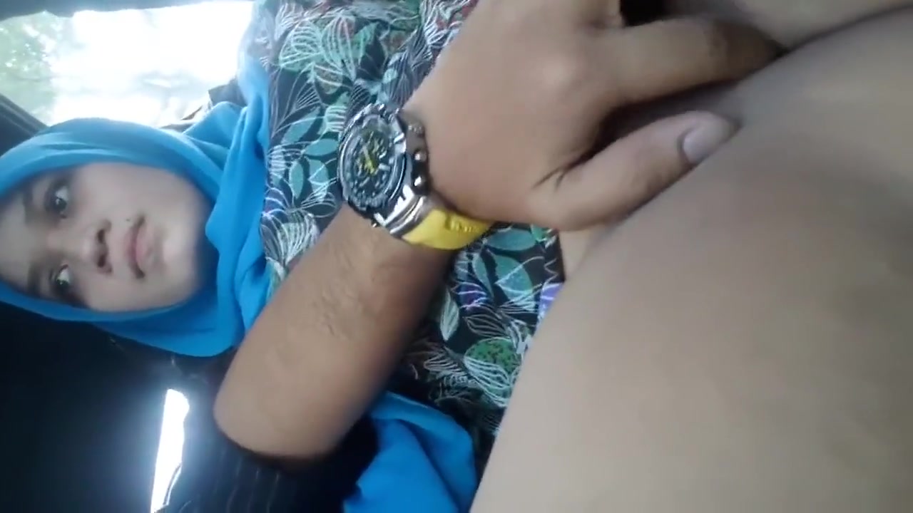 Fingering Hijab Girlfriend In The Car
