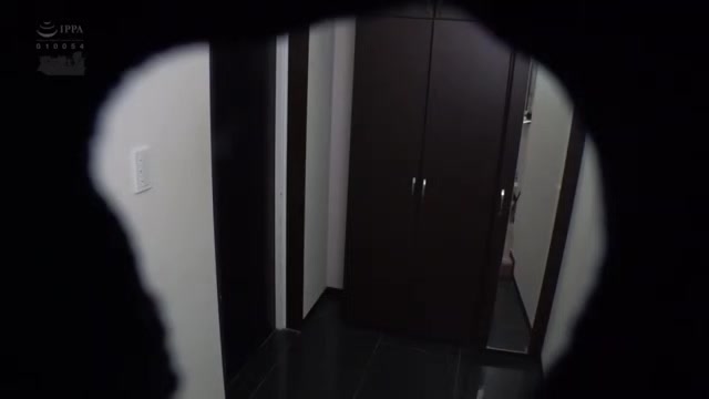 05770,A woman who screams in agony
