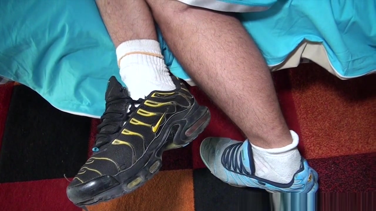 Hard sneaker fetish submission by badboy in jogging - FrenchHolesCreampied