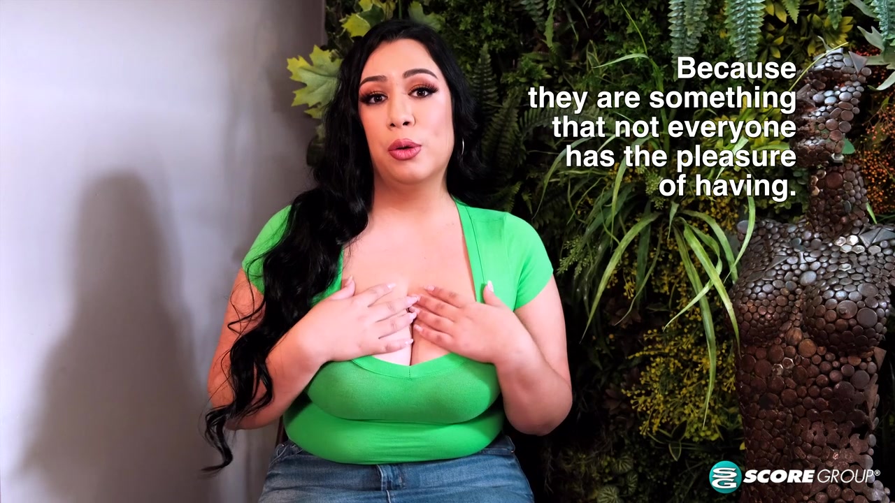 Julia Mendoza: Tit Chat